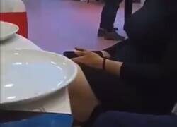 Enlace a Nadie entiende qué pasa en esta boda, pero el novio piden que paren la música para que se oiga este tortazo, por @Siempre_Tommy