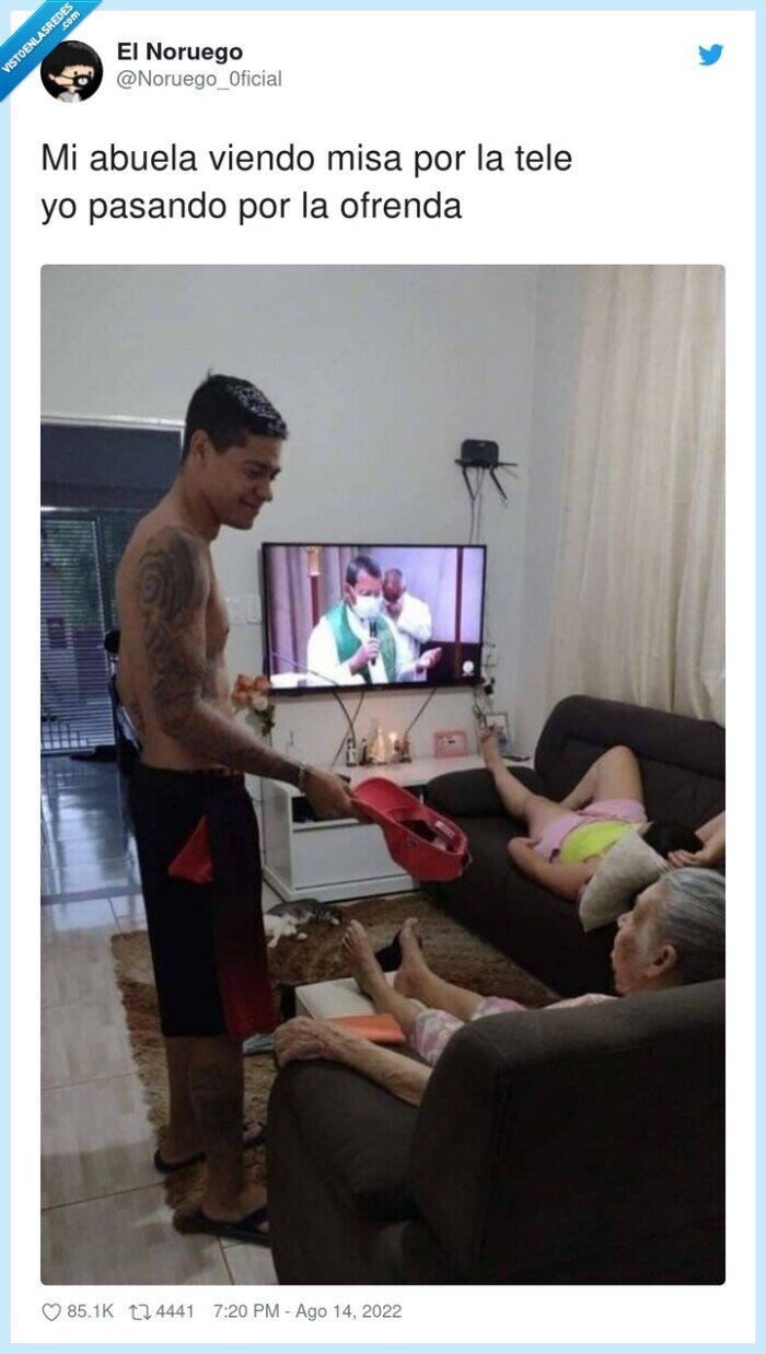 ofrenda,abuela,viendo,misa,tele