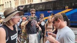Enlace a Este chaval se la juega vacilando mientras come carne en medio de una manifestación animalista, por @MaxTena1