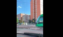 Enlace a Ésta es la gente que nos pagará las pensiones: chaval se sube en un tranvía en marcha