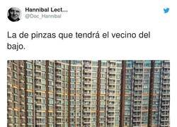 Enlace a Lo que debe molar tirar un cubo de agua desde la azotea y mojar a 42 vecinos a la vez, por @Doc_Hannibal