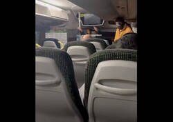 Enlace a Tremendo pifostio en el bus porque un chico no se quiere poner la mascarilla. Ojo al hombre que habla al final del video recién salido de la cárcel