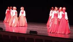 Enlace a Parecen muñecas, pro son bailarinas de danza Berezca, que se mueven con pasos cortos, tan cortos que parecen flotar, por @InformaCosmos