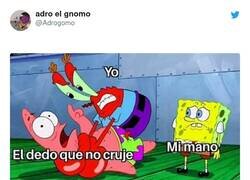Enlace a Yo leyendo esto crujiéndome los dedos sin que truenen todos, por @Adrogomo