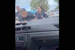 Enlace a Se escapan de un control de policía y se llevan a dos policías encima del capó, por @SocialDrive_es