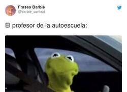 Enlace a El profesor de la autoescuela intentando pillar cacho, por @barbie_context