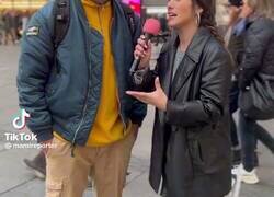 Enlace a Este hombre responde con verdades y hunde a la reportera que le pregunta si a ella se le ha pasado el arroz con 36 años, por @ivan_pinab