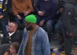 Enlace a Cuando estás tan tranquila viendo la NBA y se te sienta al lado Lebron James, por @NBA