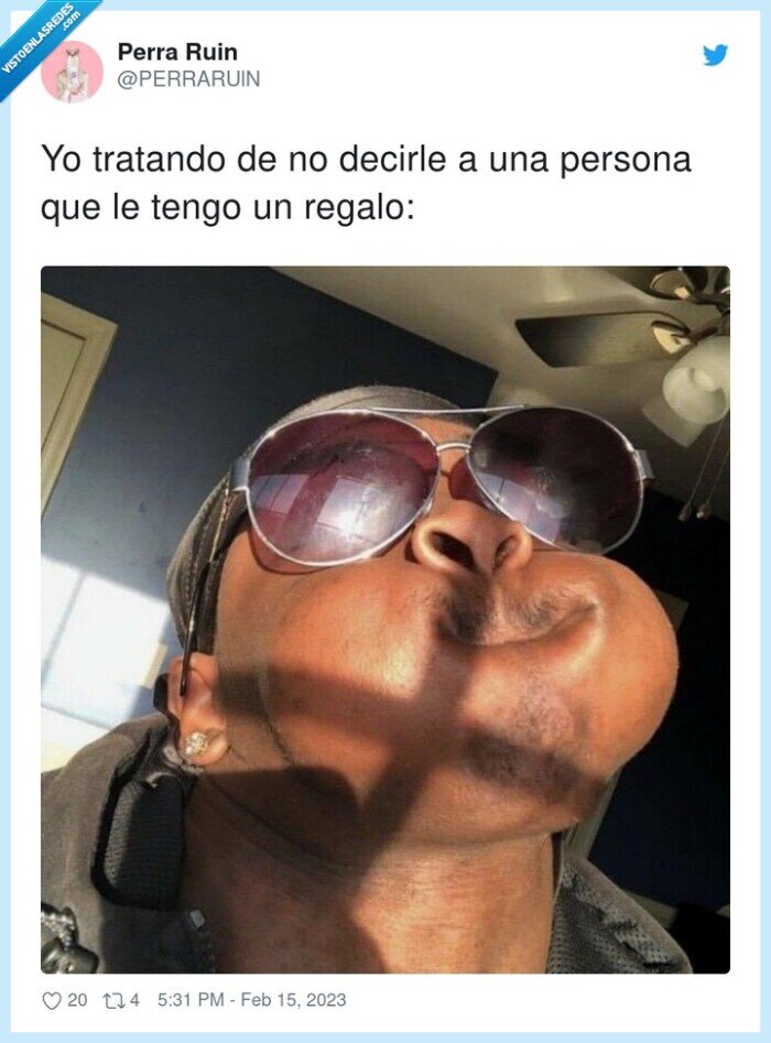 tratando,decirle,persona,regalo,aguantar