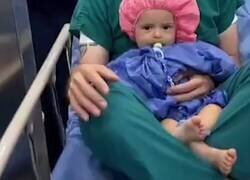 Enlace a El maravilloso gesto de un cirujano pediátrico que acompaña a sus pacientes al quirófano, por @elespanolcom