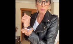 Enlace a Es 2023 y así es como las chicas declaran su amor a los chicos, antes era un coletero del pelo, ahora...