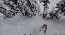 Enlace a Un chico se encuentra a un snowboarder enterrado entre la nieve y le salva la vida, por @ceciarmy