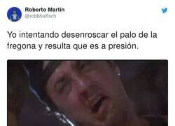 Enlace a O metiendo la bolsa de plásticos en el contenedor amarillo, por @robbhaifisch