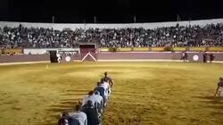Enlace a El Juego del Calamar versión española en una plaza de toros. Así sí