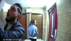 Enlace a Delincuentes grabados a través de la mirilla de una puerta poniendo papelitos en los marcos de las puertas de un edificio y sacando fotos a las cerraduras para ver como abrirlas cuando quieran okuparlas