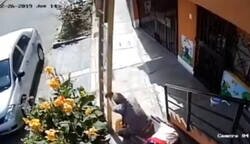 Enlace a Fliiiiipo, no todo vale. Hombre en silla de ruedas sacude la escalera de un pintor porque está bloqueando la acera y lo hace caer