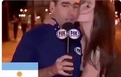 Enlace a Espontáneos dando besos a presentadores, el último es el mejor