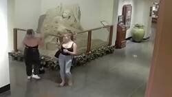 Enlace a Dos infraseres son detenidas por hacer el monger y dañar una escultura de arena en el Hotel Royal Hawaiian