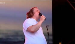 Enlace a El cantante Lewis Capaldi tuvo una crisis por el Síndrome de Tourette en mitad de su canción y el público se encargó de cantar por él 