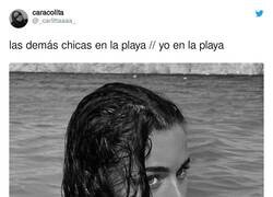 Enlace a Qué humillante no saber salir sin que te traguen las olas, por @_carlittaaaa_