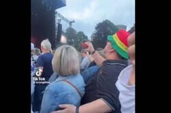 Enlace a Un señor confunde a su mujer con otra desconocida en un concierto, y su cara es un poema