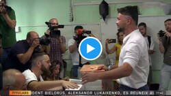 Enlace a El momento en que Gabriel Rufián va a votar parece sacado de un capítulo de The Office