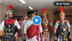 Enlace a En un pueblo de Palencia celebraban ayer el mercado romano, así que se presentaron a votar así