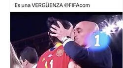 Enlace a Zasca a Anabel Alonso tras criticar a Rubiales, pero se olvida de que ella hace lo mismo, y se lo recuerdan