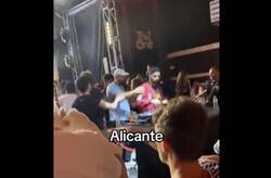 Enlace a Pelea en una discoteca de Alicante después de que un chico tocase al DJ