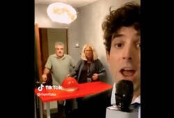 Enlace a Les prepara un concurso de locos improvisado a sus padres