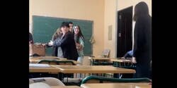 Enlace a Final inesperado: Un grupo de alumnos sorprende a su profesora fingiendo una pelea... aunque con un giro final de lo más amable
