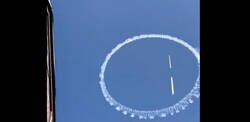 Enlace a Piloto con experiencia dibuja una carita sonriente en el cielo