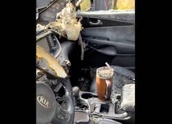 Enlace a El coche de esta chica se incendió y lo único que sobrevivió fue una taza, el CEO de la marca flipó y le hizo regalazo