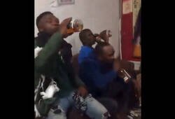 Enlace a Dueños de una tienda de licores obligan a un grupo de ladrones atrapados a beberse todas las botellas robadas