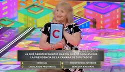 Enlace a Su abuela gana el concurso y le mete un placaje que ni en la NFL