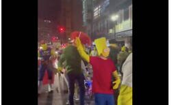 Enlace a La cabalgata donde los personajes parece que vayan puestos hasta arriba de LSD