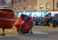 Enlace a Del Oso desnucado al regalo sin fuerza. Las cabalgatas españolas no defraudan nunca ?, por @casasola_89