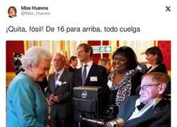 Enlace a Así fue el encuentro entre la reina y Stephen Hawking, por @Miss_Huevos