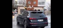 Enlace a En la cabalgata de reyes de Ferrol cada rey mago saludada desde su coche, y no eran coches baratos