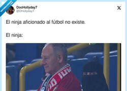 Enlace a Primer avistamiento de un ninja viendo fútbol, por @DHollyday7
