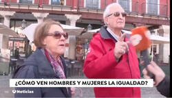 Enlace a Preguntan por la igualdad en las calles y va y se topan con un troglodita de las cavernas que no deja hablar a su mujer