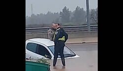 Enlace a Cuando estás en medio de una inundación, lo mejor que puedes hacer es tomártelo con filosofía