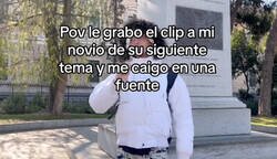 Enlace a Si te fijas bien, el chico quiere que su novia se caiga a la fuente