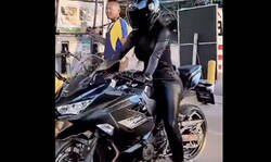 Enlace a Al repostador aún le tiemblan las piernas de cuando ha visto bajar a la mujer de la moto