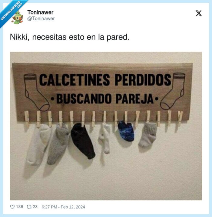 pared,calcetines perdidos,pareja