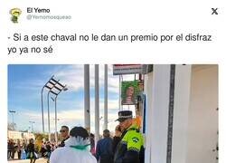 Enlace a La poli se lo lleva directo, por @Yernomosqueao