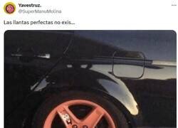 Enlace a ¿Quién vive en la llanta en el fondo del car? por @supermanumolina