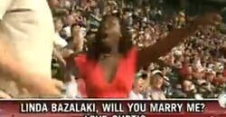 Enlace a Se vuelve loca cuando se da cuenta que le están pidiendo matrimonio