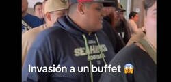 Enlace a Un grupo de obesos grabándose en la entrada a un buffet, los propietarios temblando