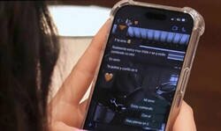 Enlace a Pillada histórica en First Dates, chateando con su novio en medio de la cita